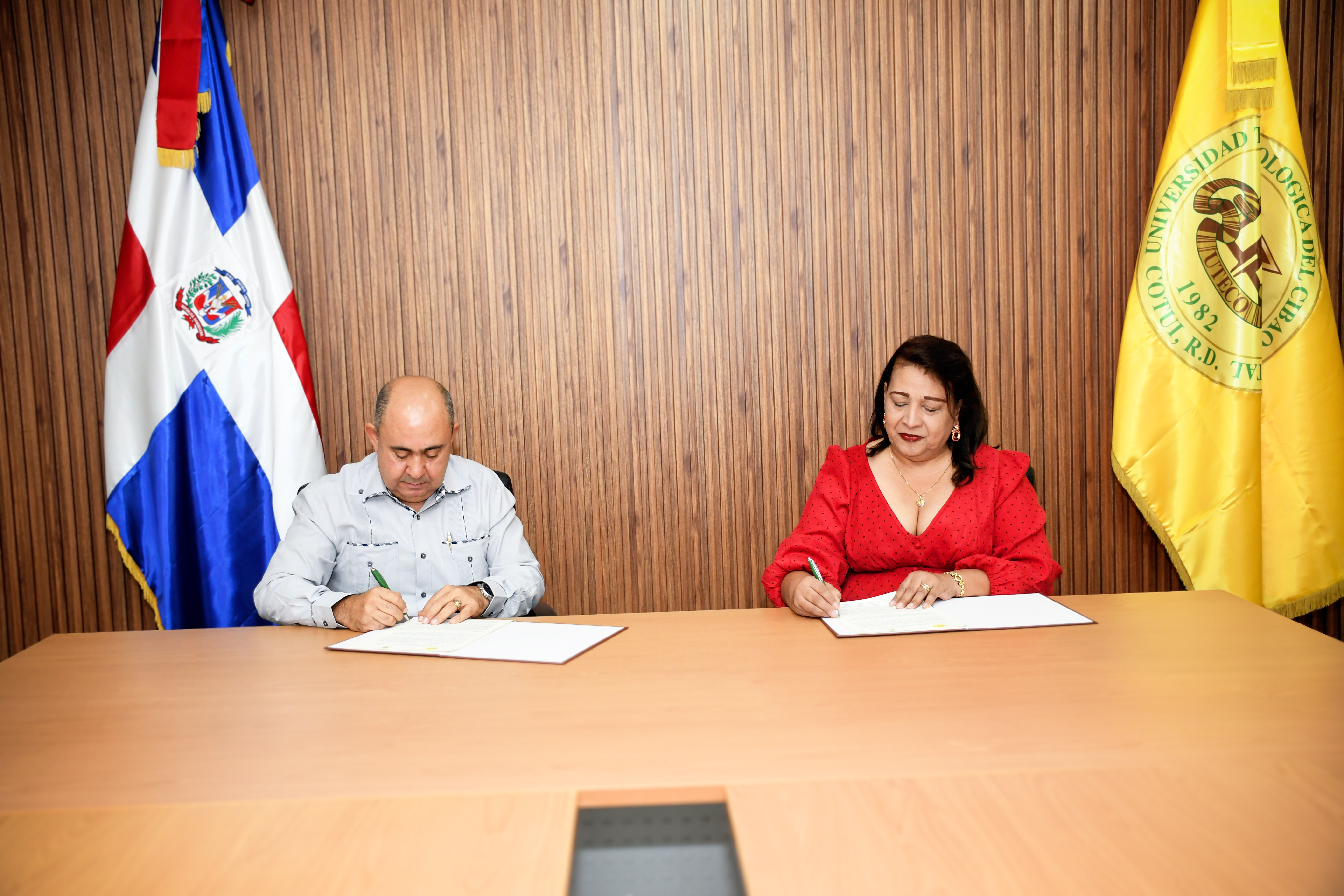 Firma de Convenio - La cueva y Caballero