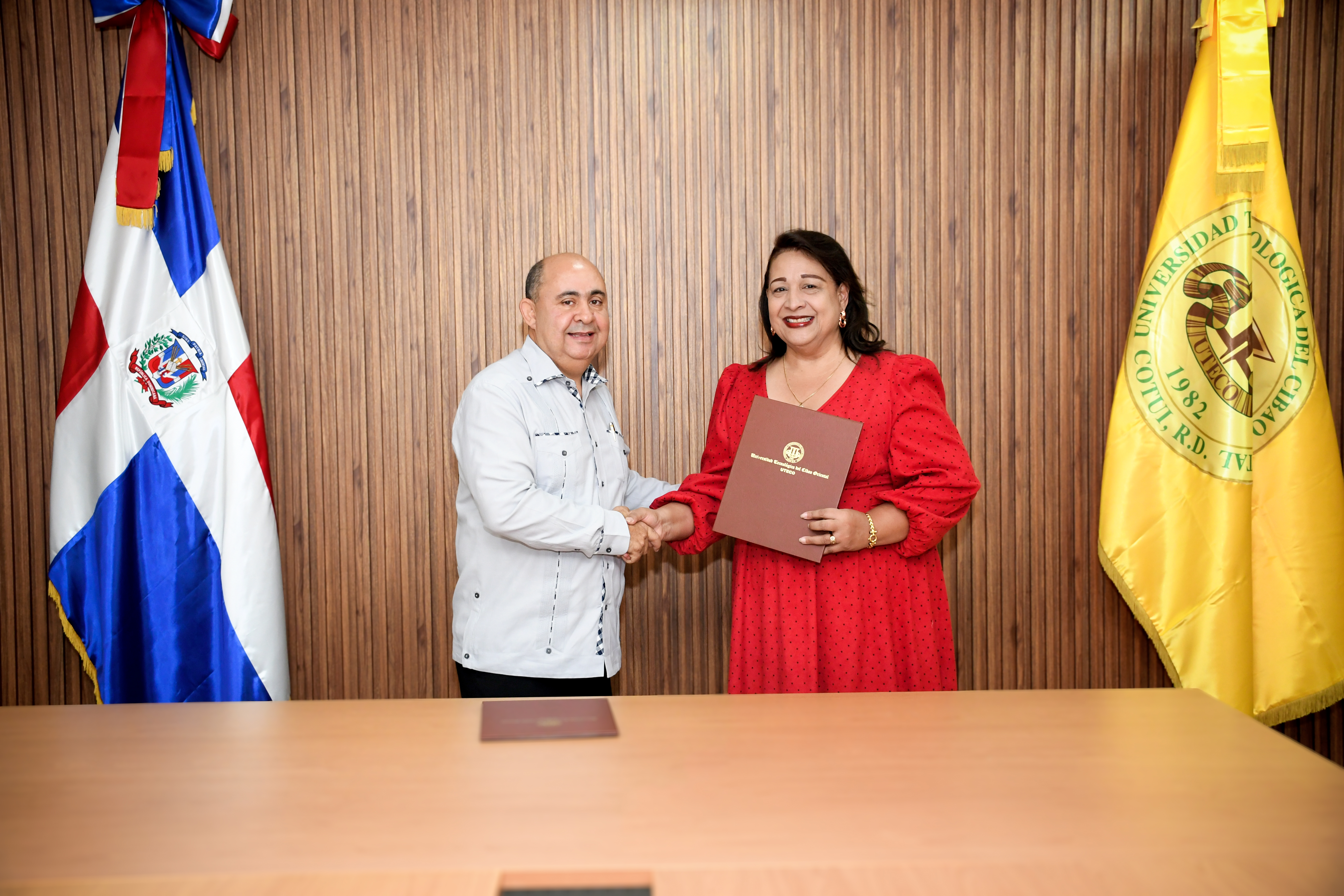 Firma de Convenio - La cueva y Caballero