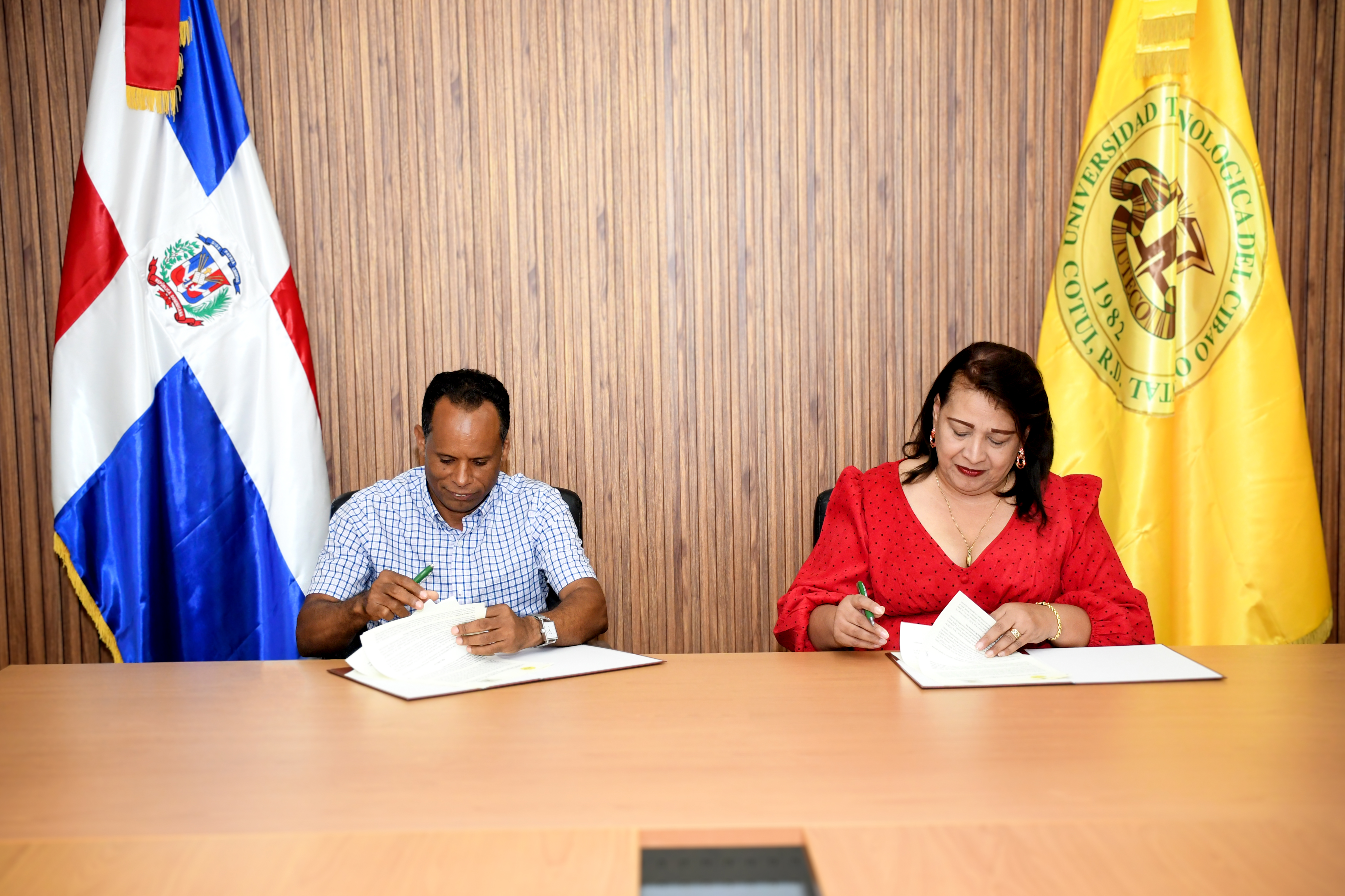 Firma de Convenio - La cueva y Caballero