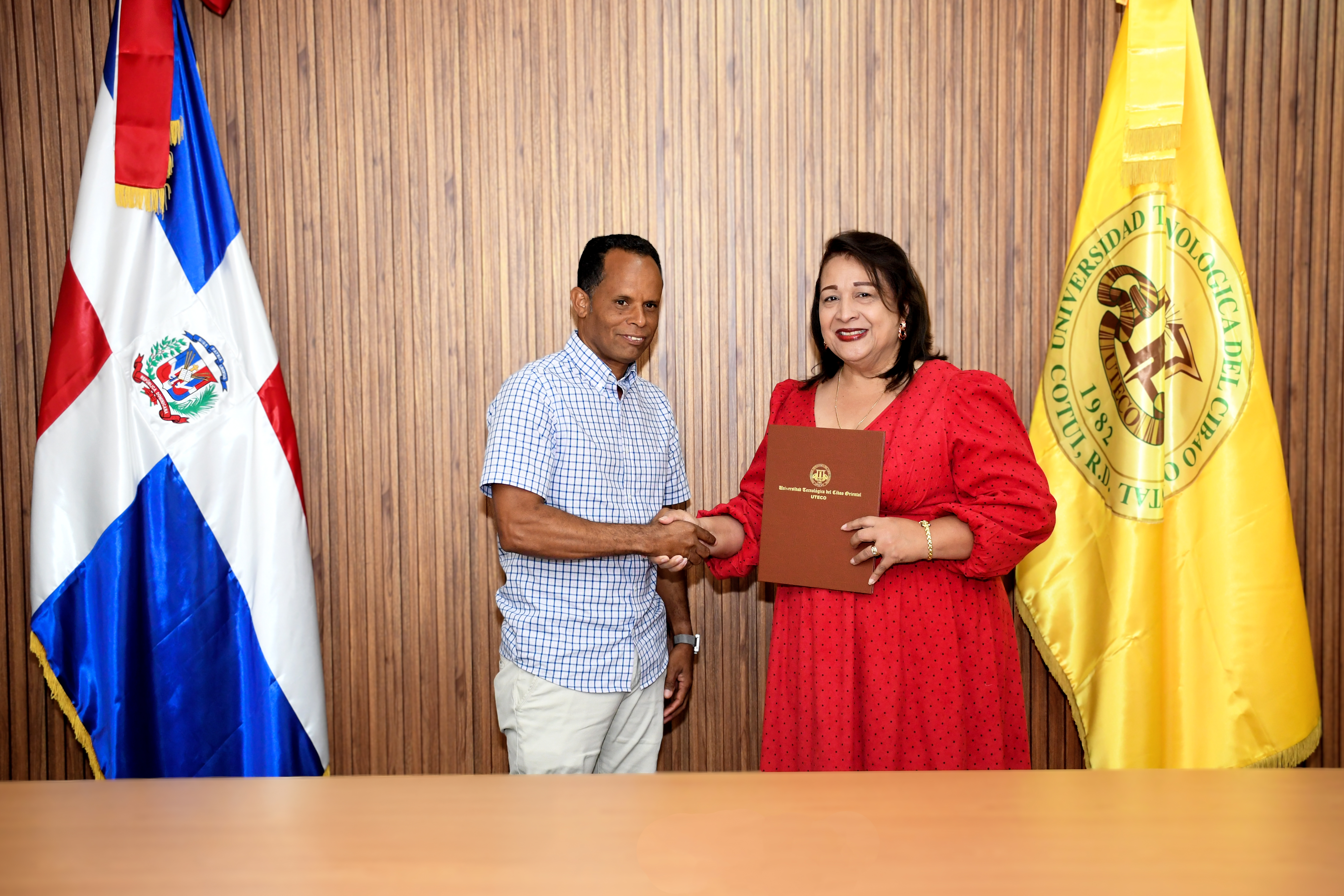 Firma de Convenio - La cueva y Caballero